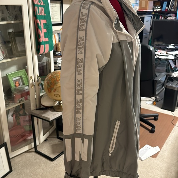 Windbreaker - Picture 4 of 4